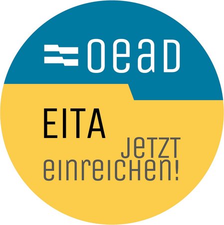Ein runder Button, die obere Hälfte blau, die untere Hälfte gelb-orange. Oben steht geschrieben "OeAD", unten "EITA - Jetzt einreichen!"