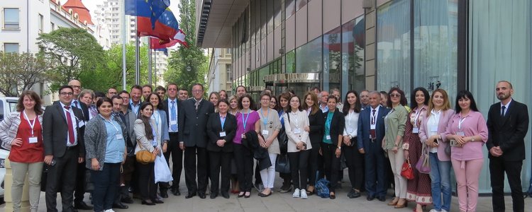 Teilnehmer/innen des Seminars mit Botschafter Alexander Bayerl in Baku