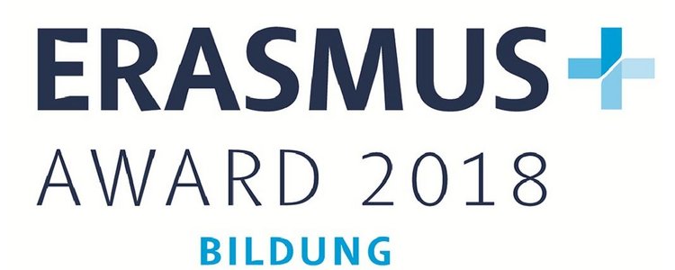 Logo mit blauer Schrift auf weißem Hintergrund. Text: Erasmus+ Award 2018 Bildung