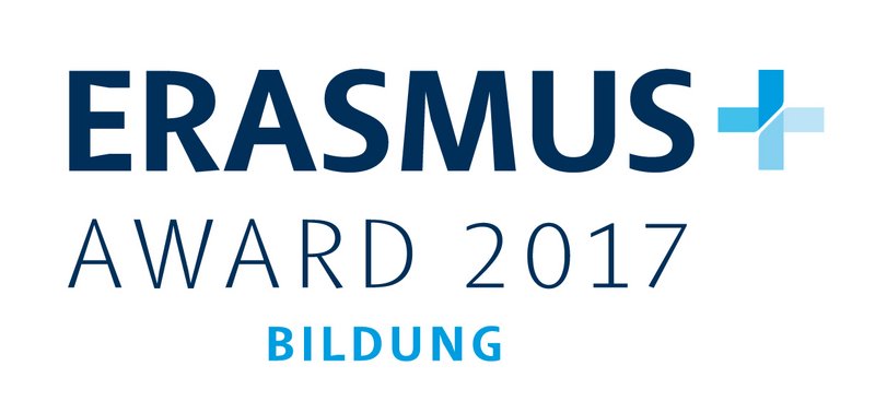 Blauer Schriftzug "Erasmus+ Award 2017 Bildung" auf weißem Hintergrund