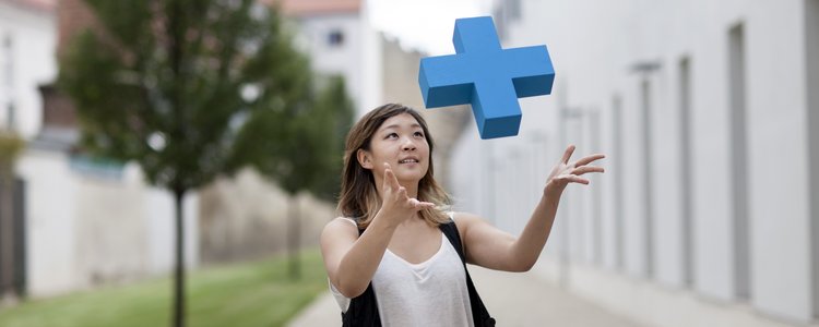 Junge Frau fängt ein blaues Erasmus Logo